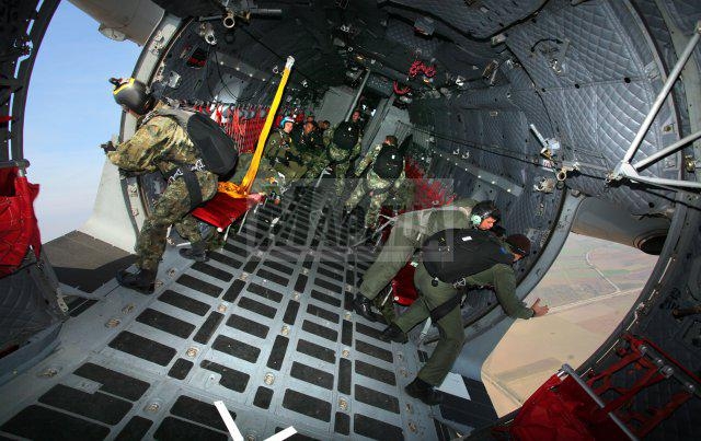 Зрелище във въздуха! Спецчастите скачаха от американски С-130 J "Херкулес" в авиобаза Крумово (СНИМКИ)