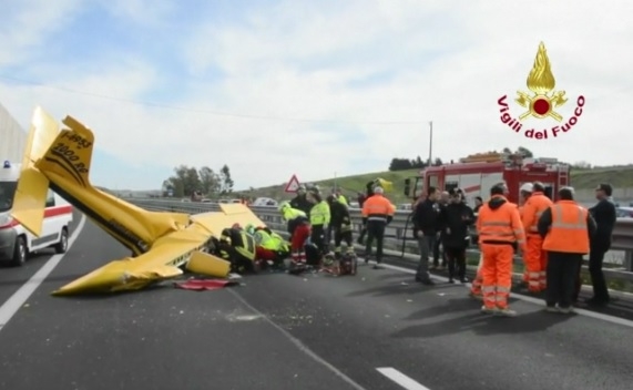 Ужас! Самолет се разби на магистрала в Италия, случи се най-лошото (ВИДЕО)
