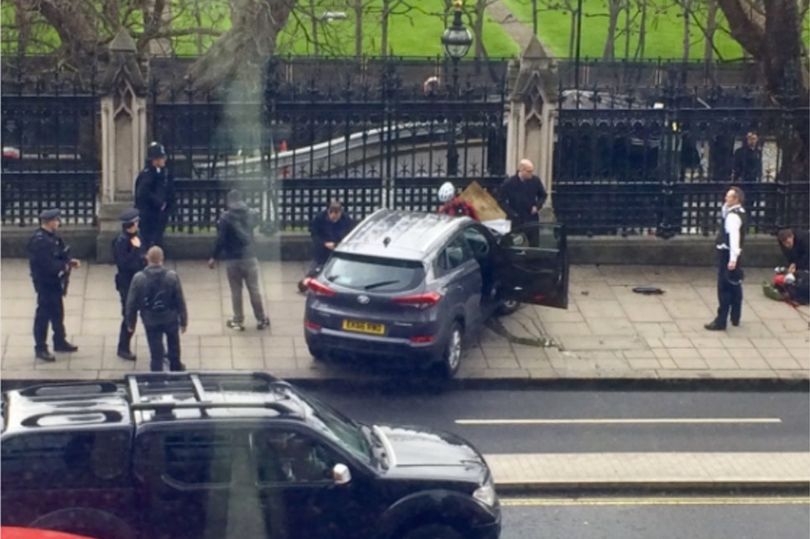Ужас в Лондон: Британският парламент е под блокада! Лее се кръв! Има убити и много ранени? (СНИМКИ/ВИДЕО)