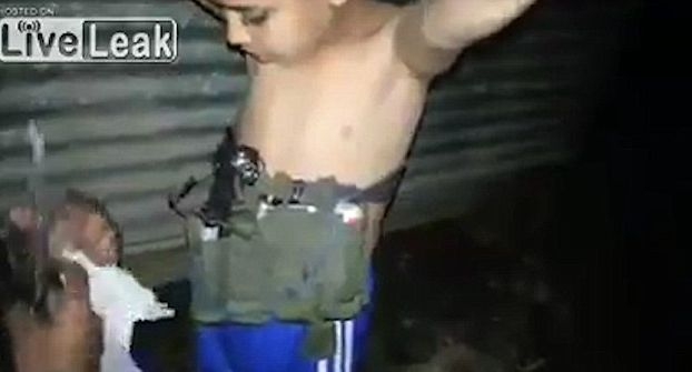 Сапьор обезврежда 7-годишно дете, превърнато от ИДИЛ в жива бомба (ВИДЕО)