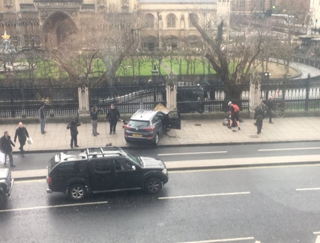 Ужас в Лондон: Британският парламент е под блокада! Лее се кръв! Има убити и много ранени? (СНИМКИ/ВИДЕО)