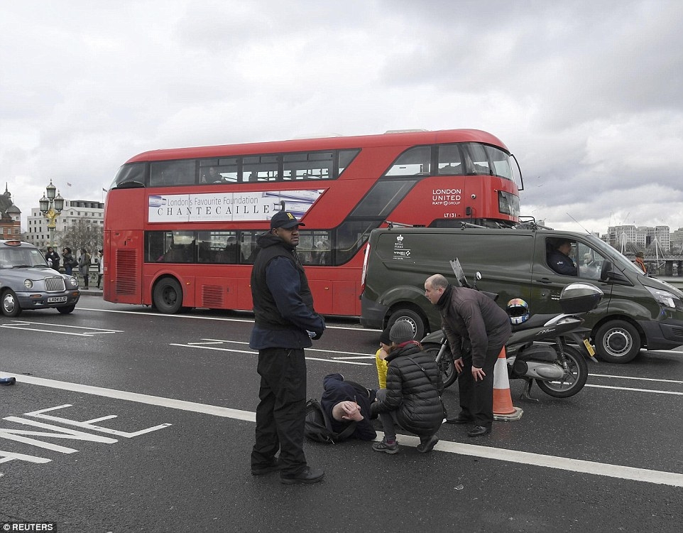 Първо описание на убиеца в Лондон, очевидци разказват за ужаса (СНИМКИ/ВИДЕО 18+/НА ЖИВО)