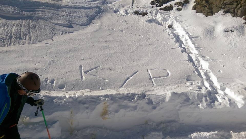 По българска традиция: Нашенец изписа К*Р върху снега на писта във Франция 