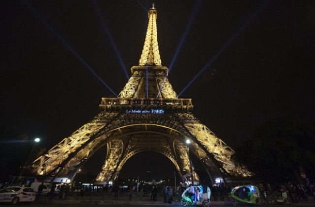 В полунощ светлините на Айфеловата кула ще бъдат изгасени в солидарност с жертвите в Лондон