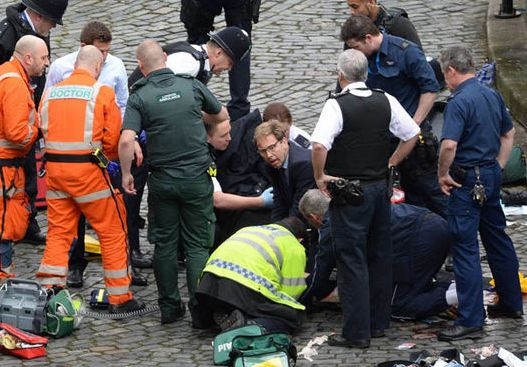 Депутат се изцапа с кръв при атентата в Лондон – обявиха го за герой (СНИМКИ)
