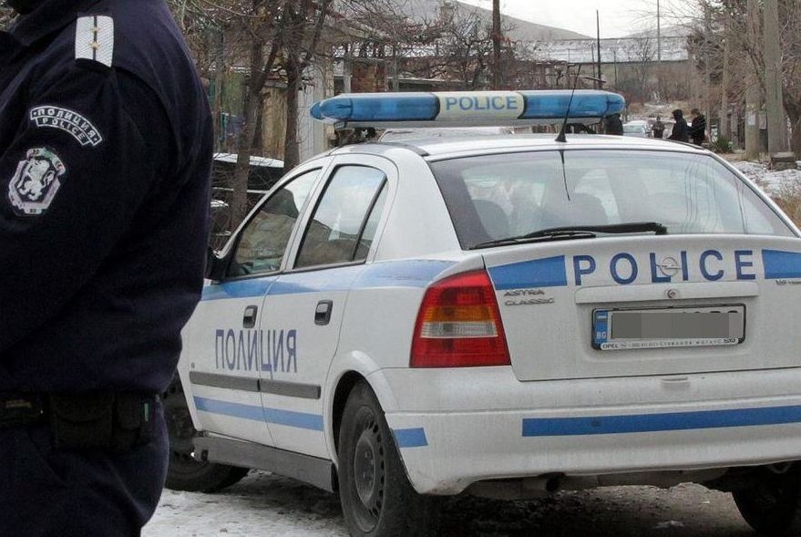 Екшън в "Столипиново": Роми разбиха главата на полицай посред бял ден