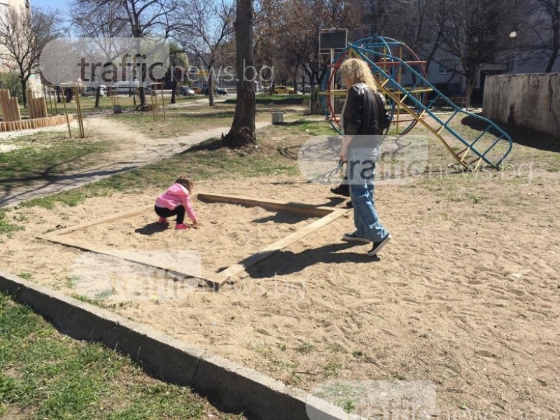 Злосторници хвърлиха хапчета на детска площадка в Пловдив, децата ги мислят за бонбони 