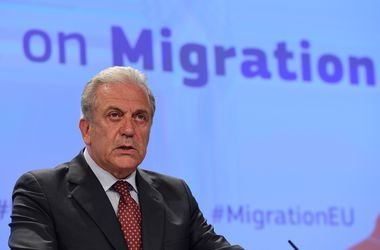 Димитрис Аврамопулос : Три милиона мигранти чакат на границата с Гърция