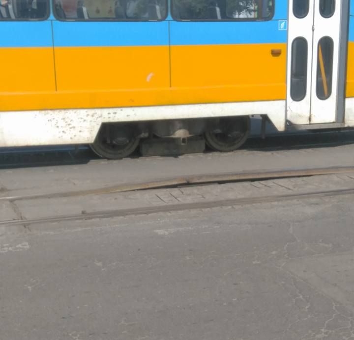 Счупена релса на трамвай застрашава животи в София (СНИМКИ)