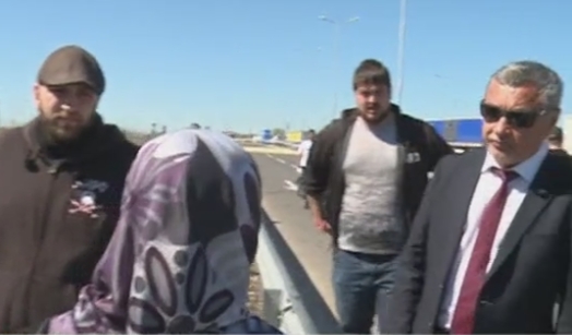 Патриоти в действие! Вижте как опълченците спират изборните туристи, тръгнали пеша през границата (ВИДЕО)      