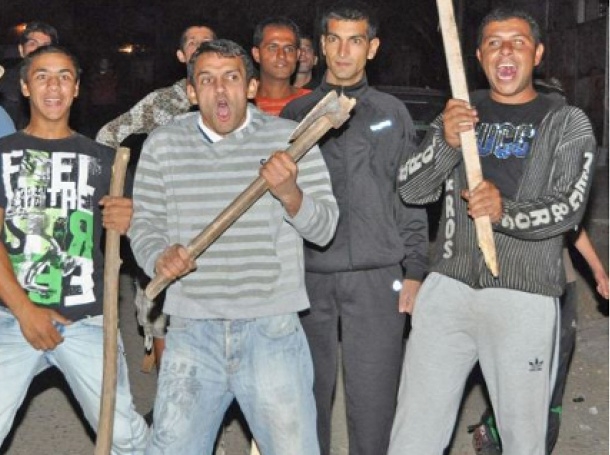 Група ромски бандити тероризира столичен квартал, пребива зверски до кръв наред