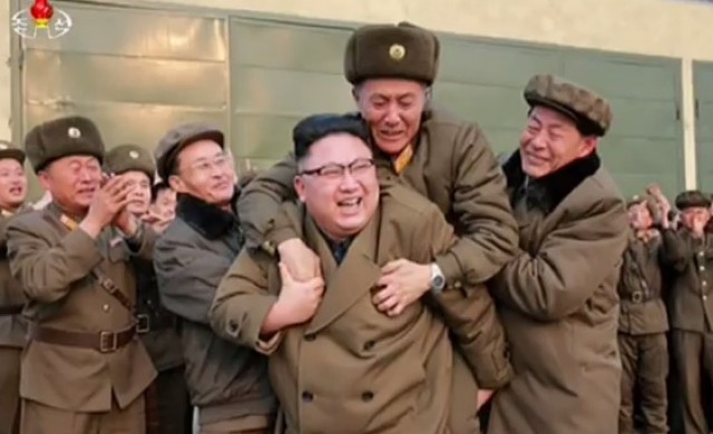 Кой е мъжът, осмелил се да скочи на гърба на Ким Чен-ун? (СНИМКА)