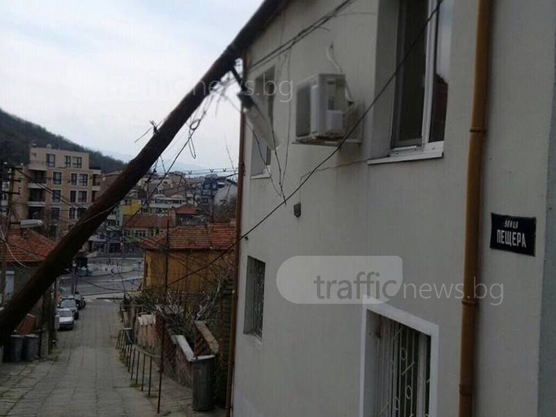 Стар електрически стълб се стовари върху къща в Пловдив (СНИМКИ)