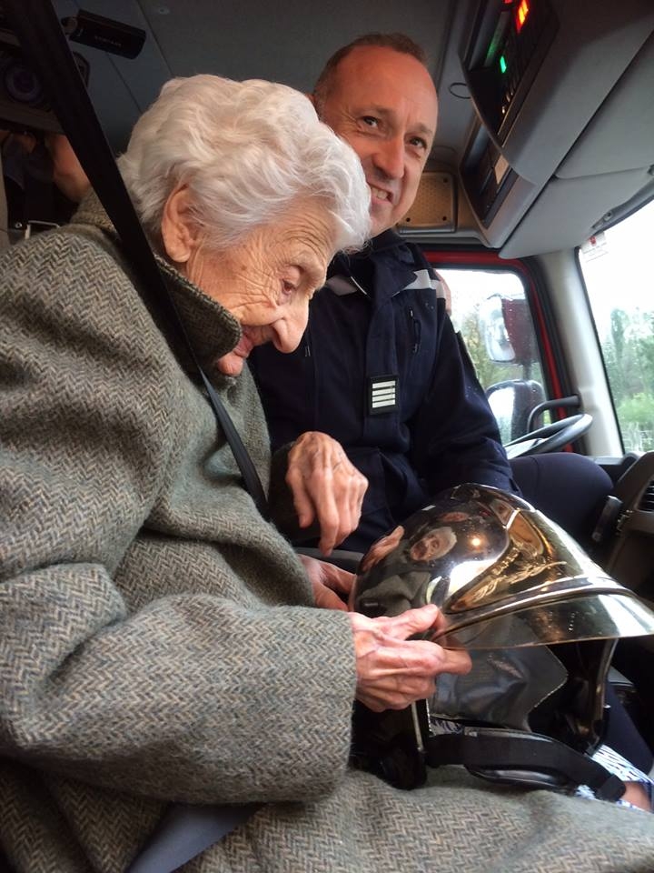 Уникално! Пожарникари сбъднаха мечтата на 112-годишна дама (СНИМКИ)