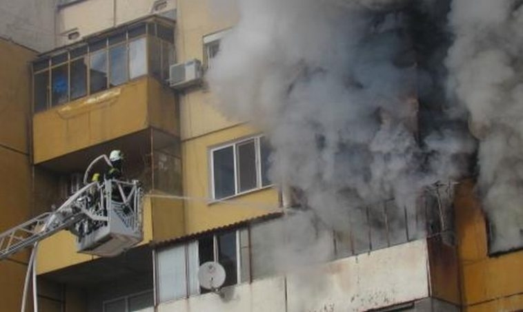 Сигнал до БЛИЦ: Апартамент и кола избухнаха в пламъци в София, има пострадал