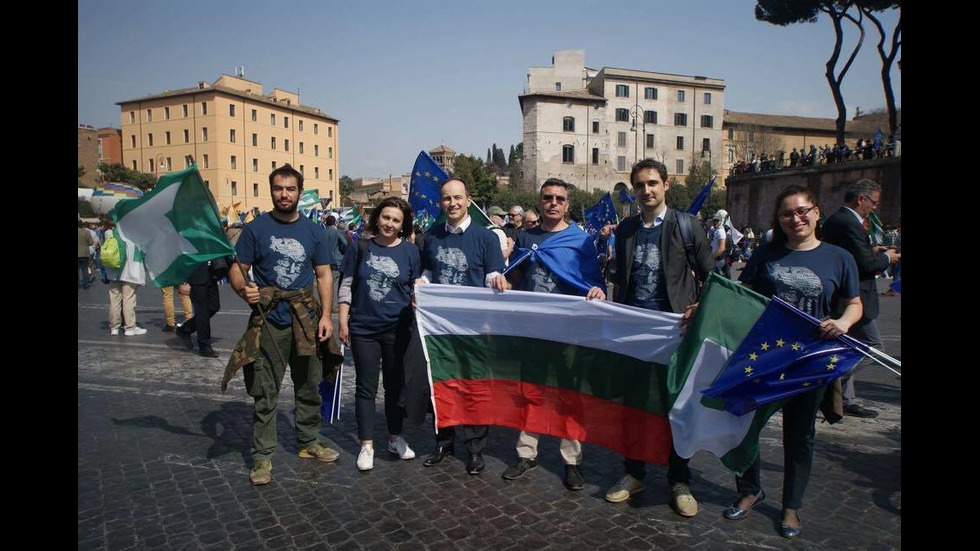 Българи подкрепиха Европейския съюз, участвайки в големите демонстрации в Рим (СНИМКИ/ВИДЕО)