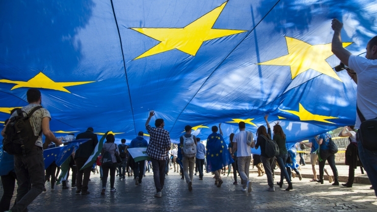 Многохилядни демонстрации в подкрепа и срещу НАТО и ЕС се проведоха в Европа