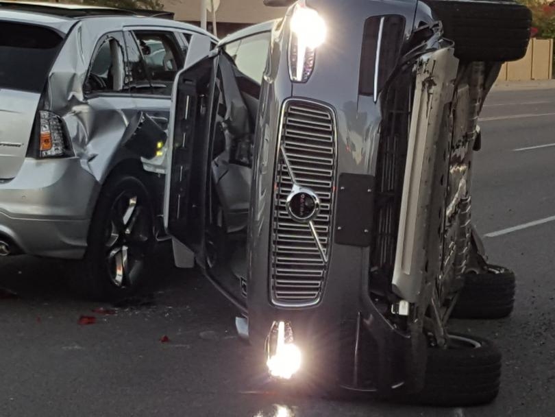 Безпилотен автомобил на Юбер беше ударен при катастрофа в Аризона