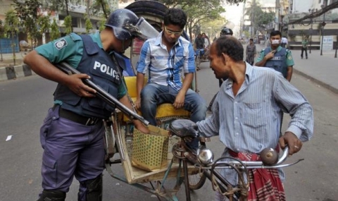 Reuters: Бомбени нападения на „Ислямска държава“ в Бангладеш отнеха живота на шест души, над 40 са ранени