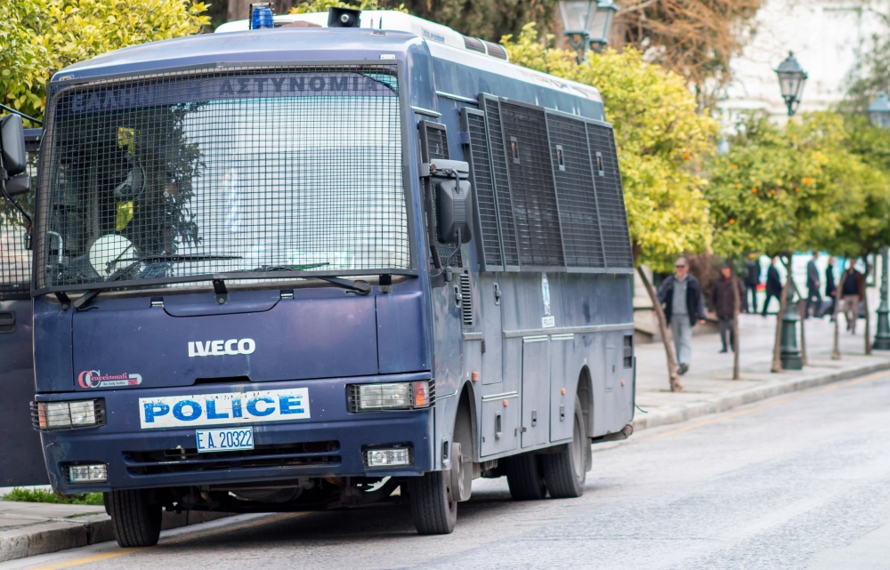 Арестуваха в Гърция български шофьор с 10 имигранти в камиона 