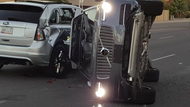 „Юбер” спира такситата си без шофьор след катастрофа в Аризона