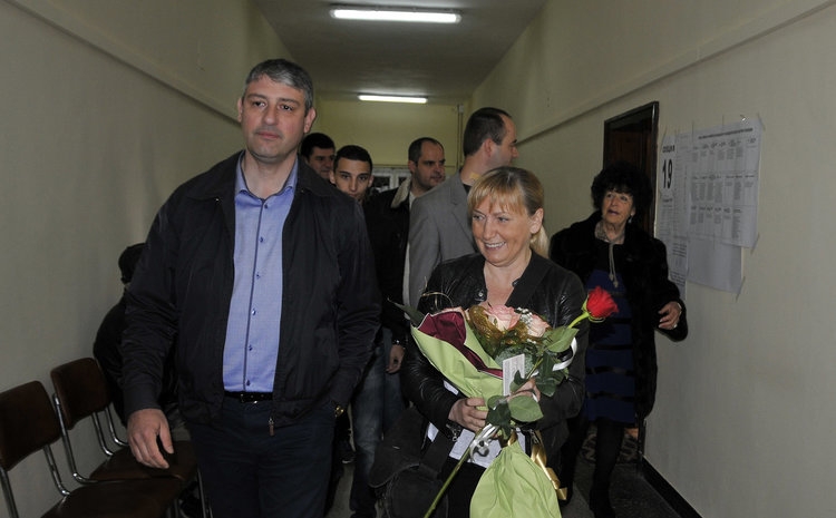 Елена Йончева гласува с роза в ръка 