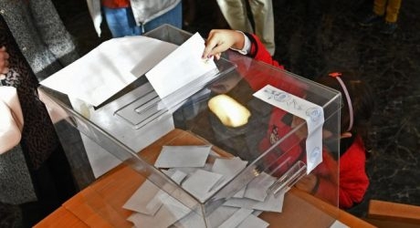 Гръцки полицай нахлу в изборната секция в Кавала 