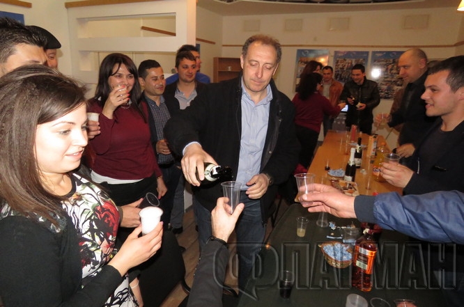 Шампанско и странджански фолклор се леят в централата на ГЕРБ в Бургас (СНИМКИ/ВИДЕО)