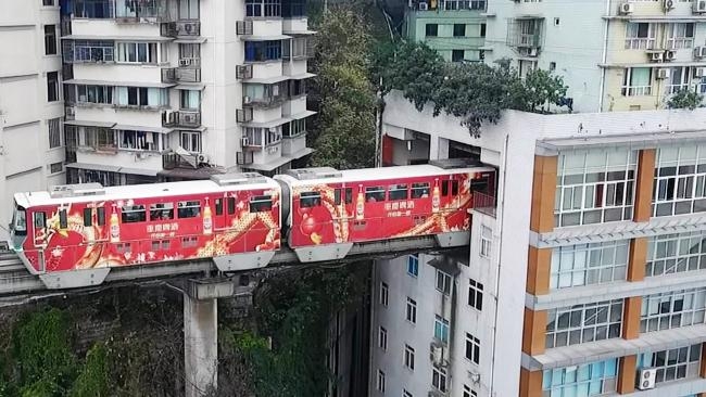Няма да повярвате на очите си! Влак преминава през жилищна сграда (ВИДЕО)