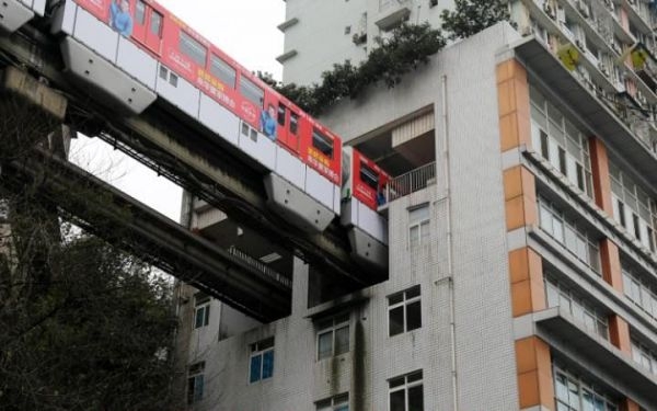 Няма да повярвате на очите си! Влак преминава през жилищна сграда (ВИДЕО)