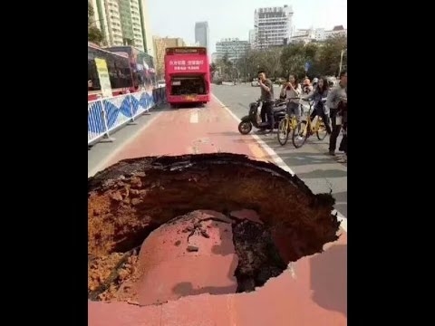 Автобус с пътници като по чудо не бе "погълнат" от гигантска дупка на пътя (ВИДЕО)