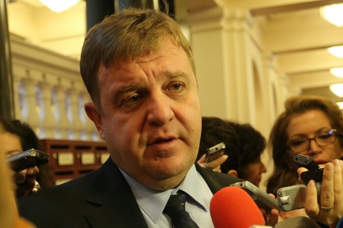 Министър Каракачанов: Трябва да говорим за минимум 100% увеличение на заплатите на военните