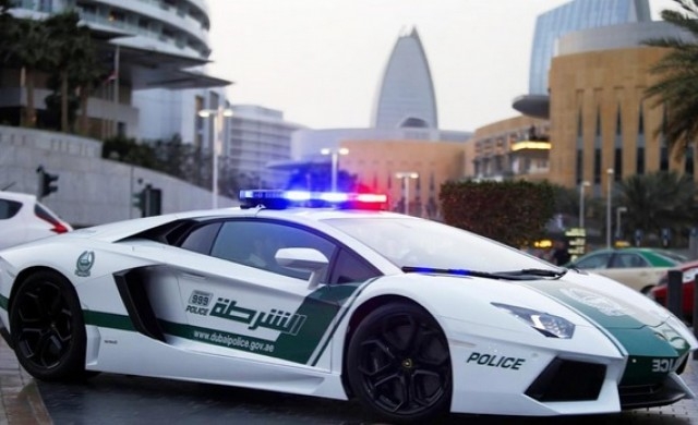 Най-бързата полицейска кола в света достига скорост от 407 км/ч (СНИМКИ)
