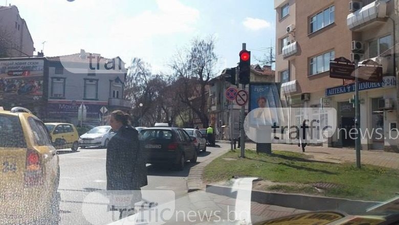 Примерни полицаи бутаха ударена кола в Пловдив (СНИМКИ)