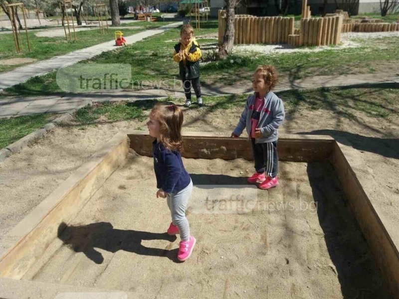 Какво се случи с детската площадка, където малчугани откриха хапчета (СНИМКИ)