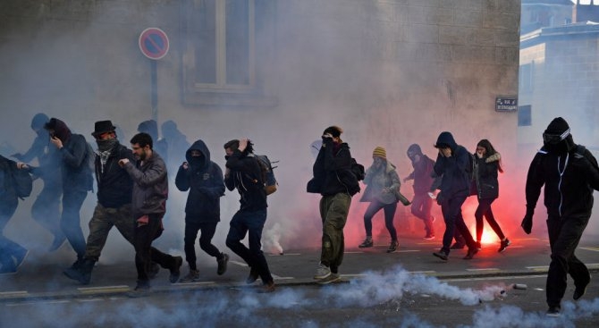 Извършено от полицаи убийство запали Париж (ВИДЕО)