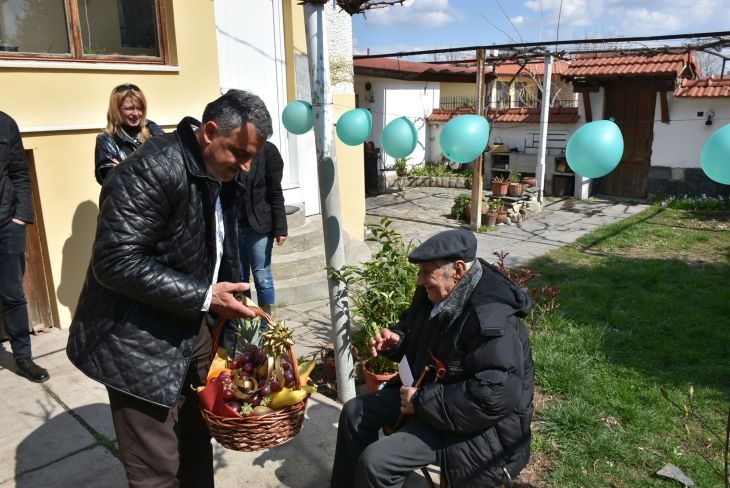104-годишен столетник от Пловдивско сам отглежда лимонови дръвчета (СНИМКИ)