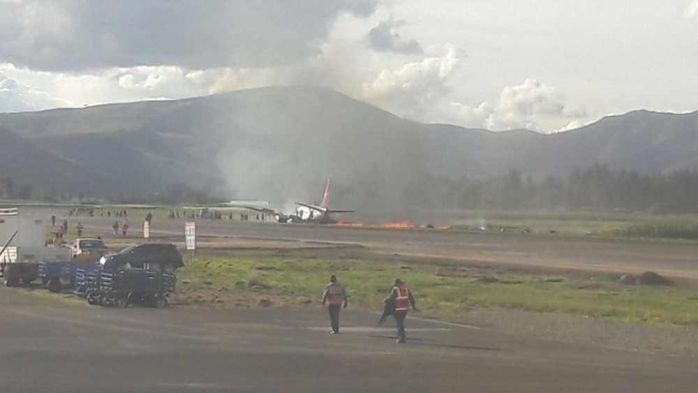 Ад на летище в Перу! Самолет, превозващ 141 пътници, изгоря на пистата  (СНИМКИ/ВИДЕО)