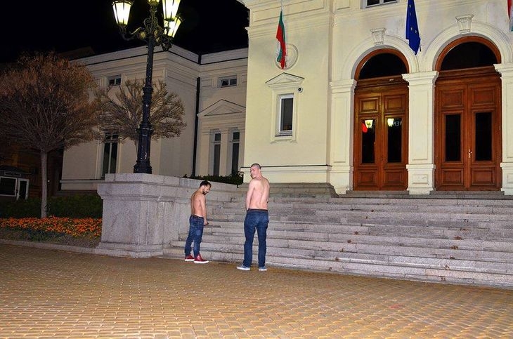 Рапъри препикаха храм-паметник Александър Невски пред очите на полицаи и... (СНИМКИ 18+/ВИДЕО)
