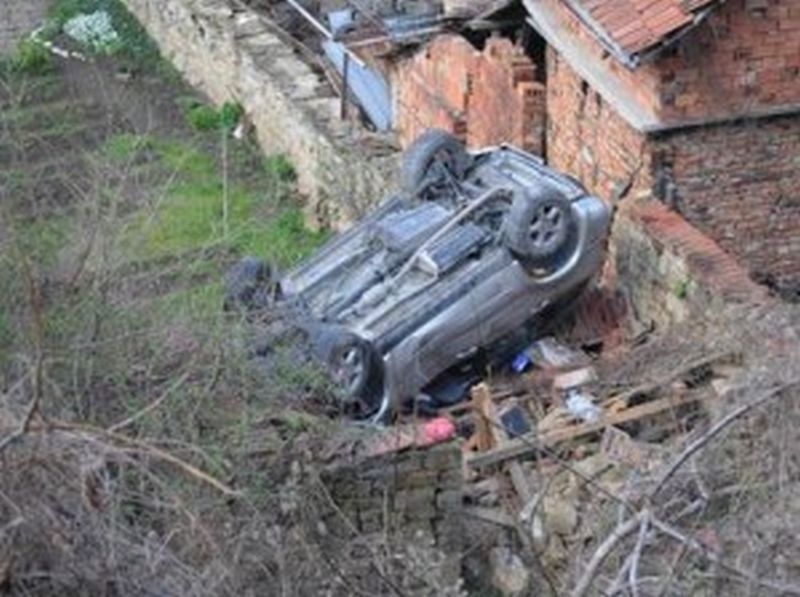 Страшна трагедия край Плевен: Пиян шофьор с БМВ се заби в къща, събори стена, има загинал!