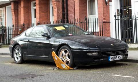 Мистерия! Гъзарско Ferrari гние на пъпа на Лондон години наред (СНИМКИ)