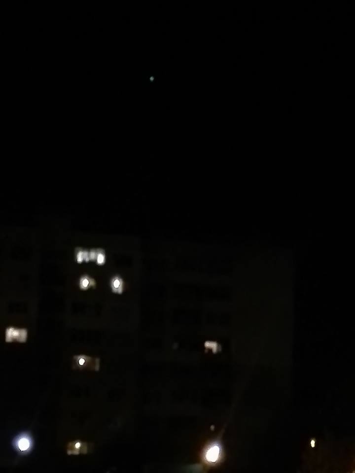 Паника във Фейсбук: Някой видял ли е странни, светещи обекти в небето над София? (СНИМКИ)