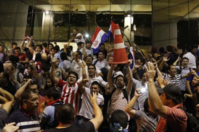 В Парагвай става страшно, полицията стреля с гумени куршуми по протестиращи и депутати