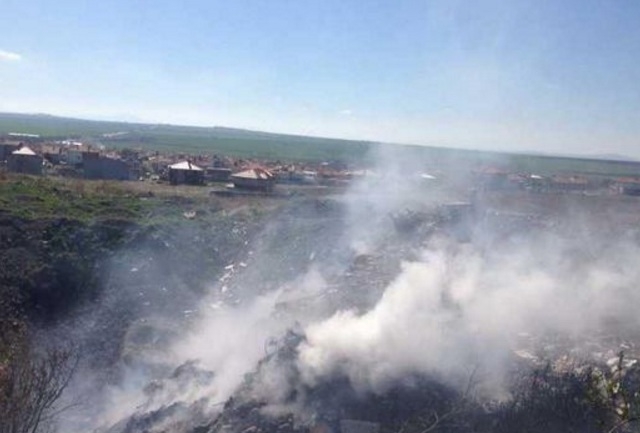 Бунище се подпали край тузарските къщи в баровския квартал Ветрен в Бургас 