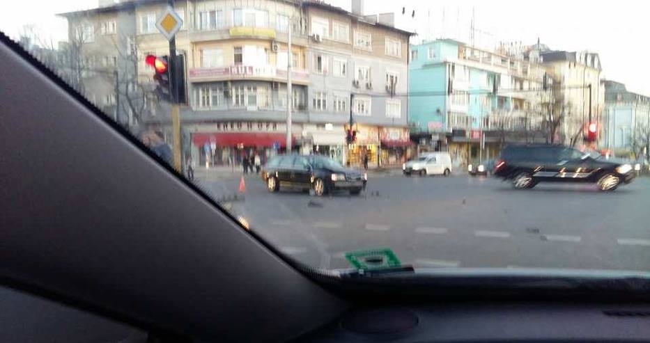 Извънредно от Варна! Голяма катастрофа до Централна поща! Много линейки, носилки и полиция на мястото (ОБНОВЕНА)