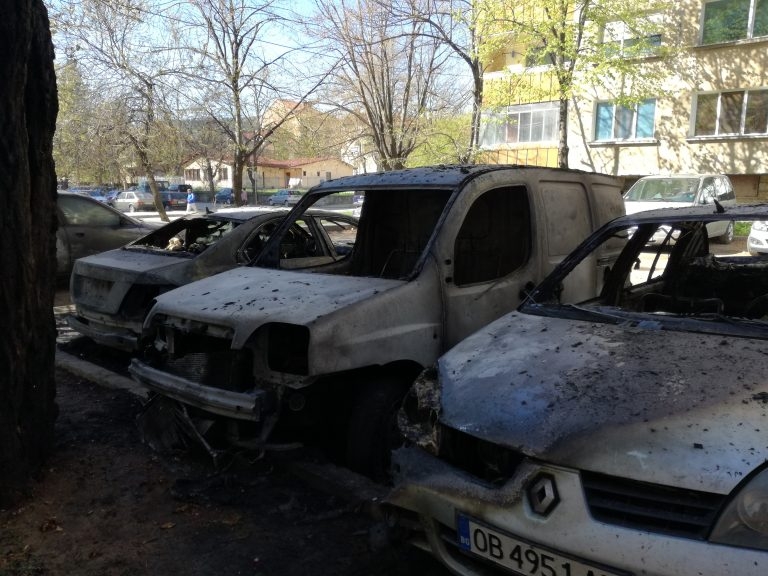 Запалиха мерцедеса на шефа на КАТ в Ловеч (СНИМКИ)
