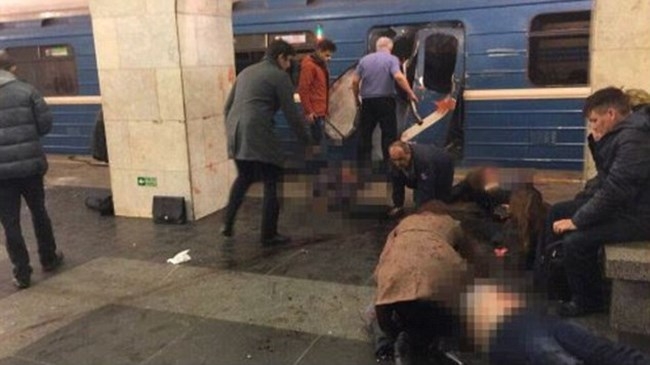 Опит за нови атаки в Санкт Петербург?! Мъж влезе с граната в метрото, други трима са спипани с взривно устройство в Невски район