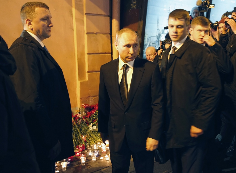 Владимир Путин положи цветя в памет на жертвите на терористичния акт в Санкт Петербург (ВИДЕО)