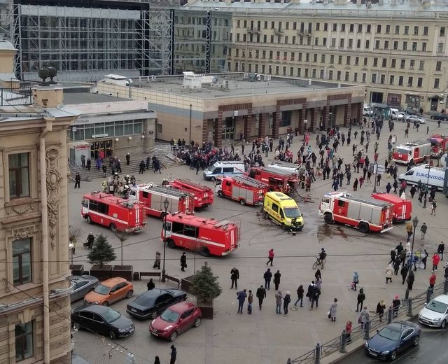 Ужасът в Санкт Петербург няма край! Затвориха станция "Сенная площадь" заради сигнал за бомба (СНИМКА)