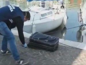 Зловеща находка на пристанището в Римини! Откриха труп на рускиня, натикан в куфар (СНИМКИ)